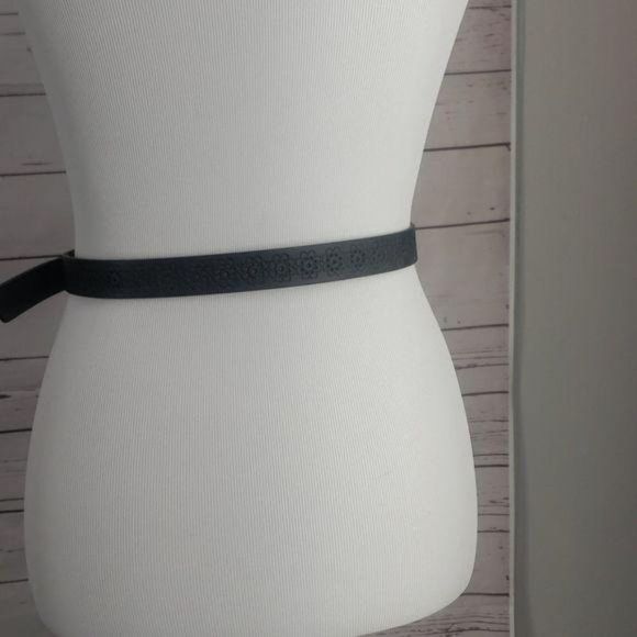 New Directions Embossed Black‎ Floral motif Cut Women’s Buckled Belt - Picture 6 of 16